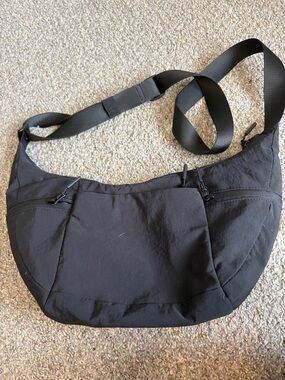 Sporty crossbody